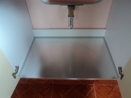 Protección al piso del gabinete fregadero.